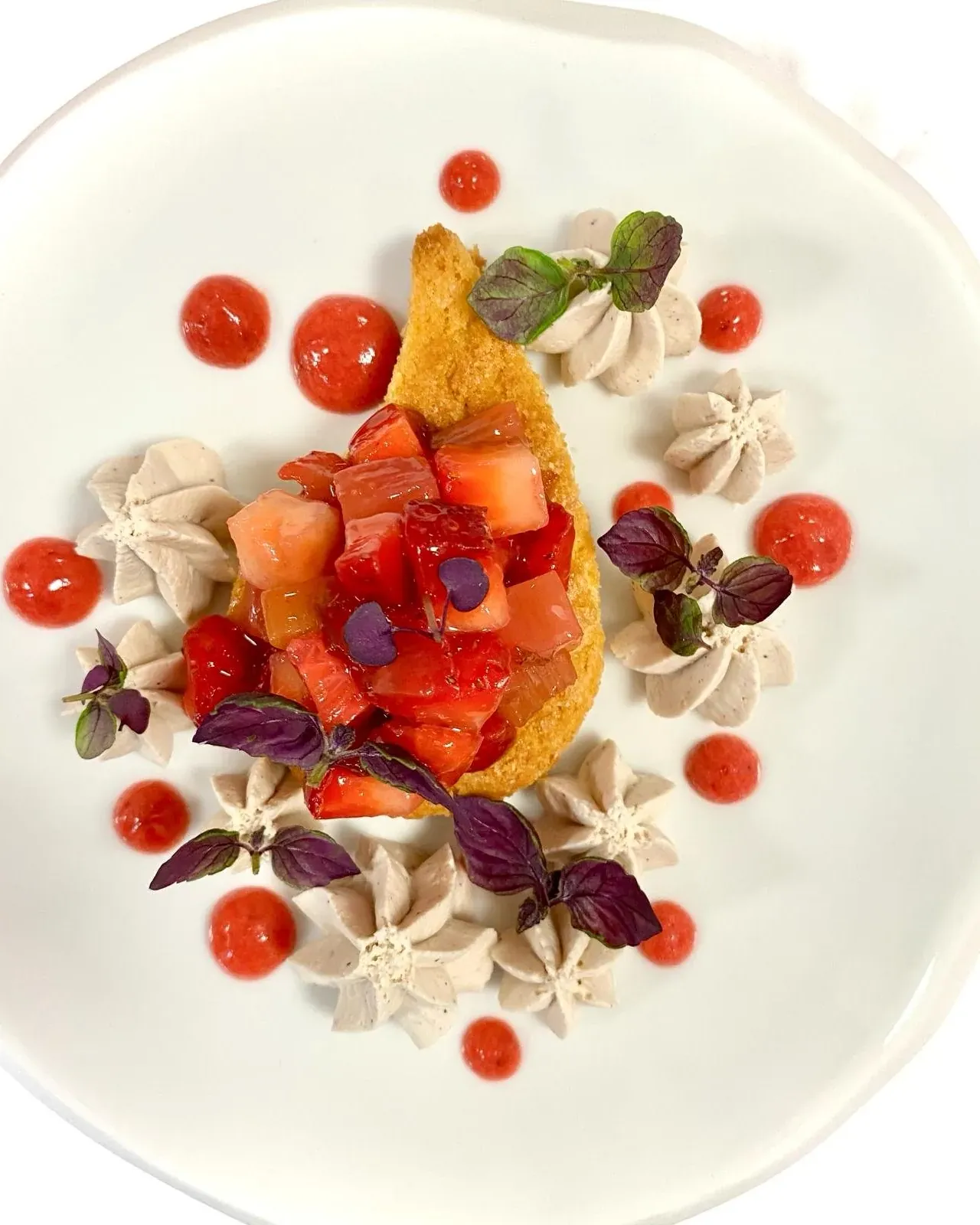 Strawberry dessert with meringues and red gel